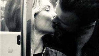 Eliz Sakuçoğlu denizin ortasında sevgilisini öpücüklere boğdu