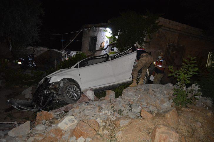 Gaziantep'te otomobil evin bahçesine devrildi: 2 yaralı G1