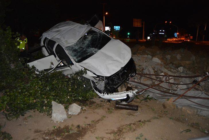 Gaziantep'te otomobil evin bahçesine devrildi: 2 yaralı G2