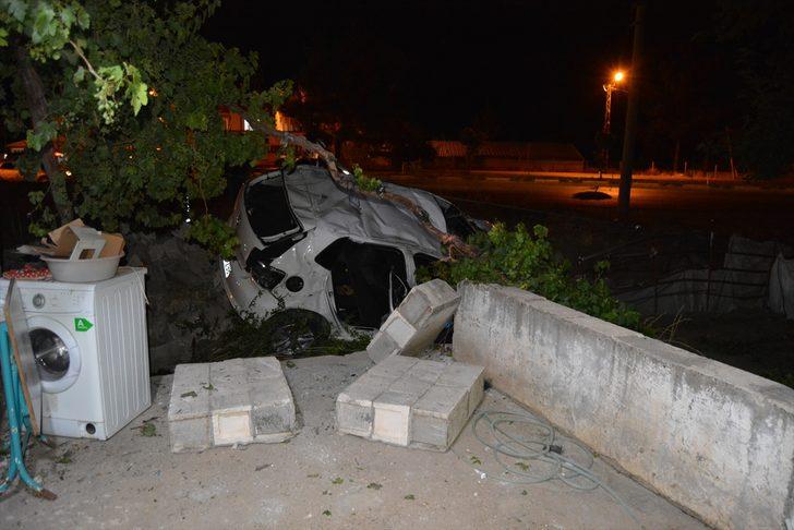 Gaziantep'te otomobil evin bahçesine devrildi: 2 yaralı G3