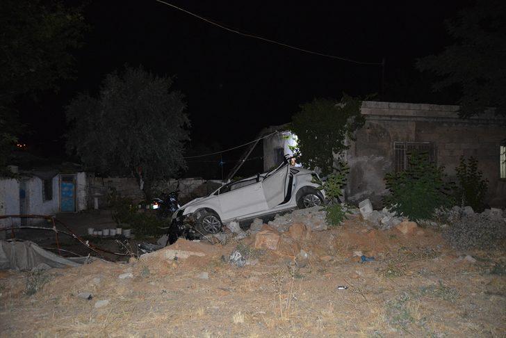 Gaziantep'te otomobil evin bahçesine devrildi: 2 yaralı G4