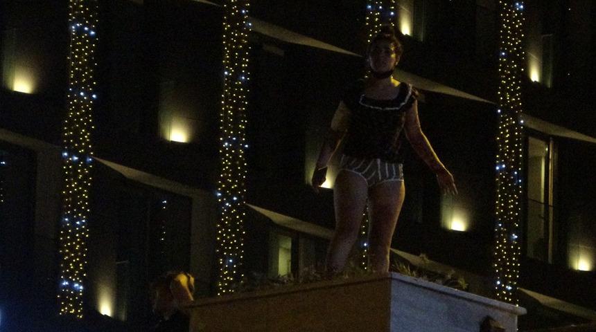 Üst geçitte hareketli anlar! Bekçileri görünce kaçmaya başladı, trafiği birbirine kattı