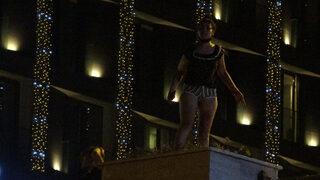 Üst geçitte hareketli anlar! Bekçileri görünce kaçmaya başladı, trafiği birbirine kattı