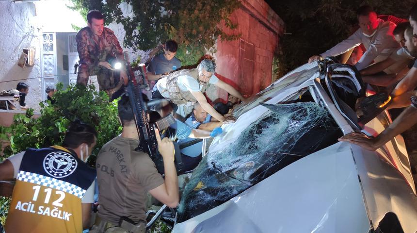 Korkunç kaza! Takla atan araç eve çarparak durabildi: 1 ölü, 1 yaralı