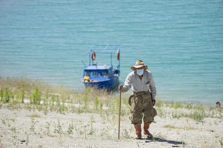 'Robinson Ziya'nın Keban Baraj Gölü'ndeki adada huzurlu yaşamı! Diktiği ağaçların sayısı 4 bine ulaştı G1