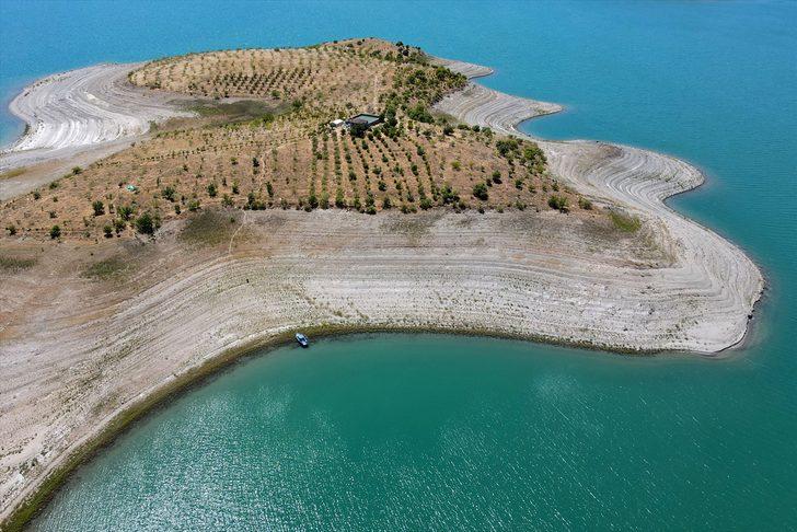 'Robinson Ziya'nın Keban Baraj Gölü'ndeki adada huzurlu yaşamı! Diktiği ağaçların sayısı 4 bine ulaştı G5