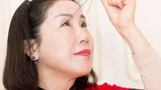 Doktorlar bile açıklayamıyor: Dünyanın en uzun kirpikli kadını kendi rekorunu kırdı