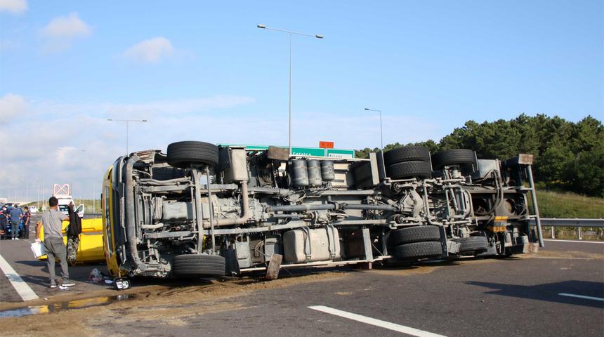 Kuzey Marmara Otoyolu’nda vinç devrildi: 1 yaralı