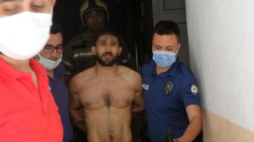 Bursa'da hareketli anlar! Önce evi yaktı, sonra polise satır ve bıçakla direndi