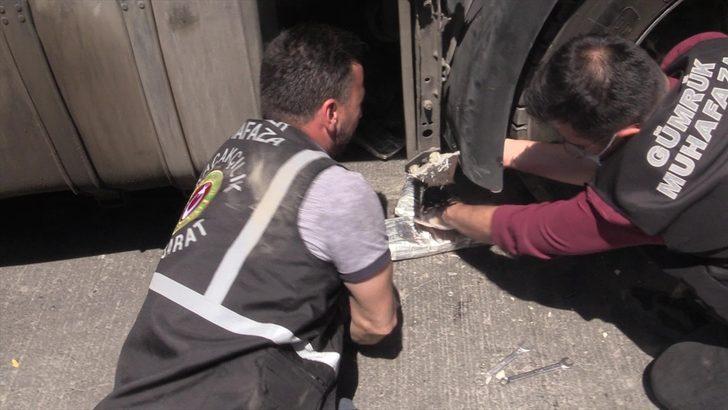 Ağrı'da yabancı plakalı tırın çamurluklarında 30 kilo 468 gram afyon sakızı ele geçirildi G2