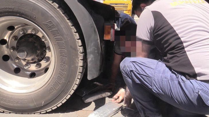 Ağrı'da yabancı plakalı tırın çamurluklarında 30 kilo 468 gram afyon sakızı ele geçirildi G3