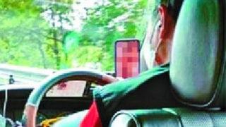 Direksiyon başında yetişkin filmi izleyen taksi sürücüsü 'yok artık' dedirtti