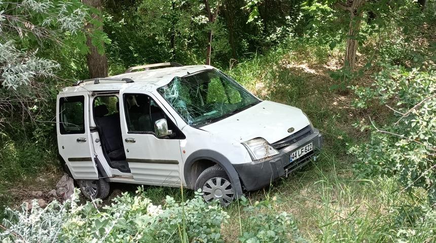 Elazığ'da hafif ticari araç devrildi: 3 yaralı