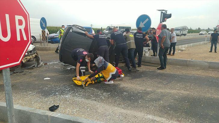 Adana'da iki otomobil çarpıştı: 5 yaralı G2