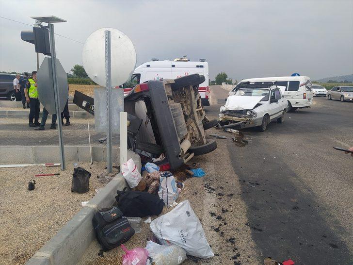 Adana'da iki otomobil çarpıştı: 5 yaralı G3