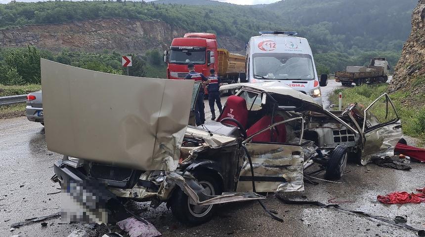 Feci kaza, otomobil kağıt gibi parçalandı: 1 ölü, 2 yaralı