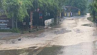 Bursa'da aniden bastıran sağanak ve dolu yağışı hayatı olumsuz etkiledi