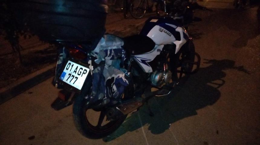 Adana'da otomobil ile çarpışan motosikletin sürücüsü yaralandı