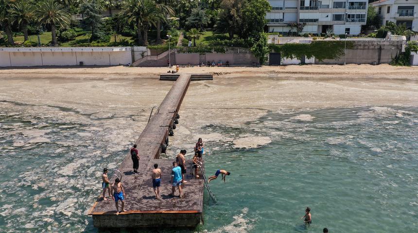 İstanbul'da "pes" dedirten görüntüler! Müsilaja aldırmadan denize girdiler