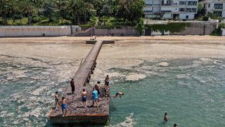İstanbul'da pes dedirten görüntüler! Müsilaja aldırmadan denize girdiler