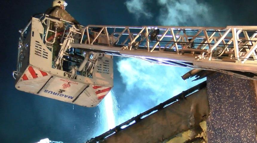 Fatih'te 4 katlı binanın &ccedil;atısı alev alev yandı! Yangın &ccedil;evre binalara da sı&ccedil;radı