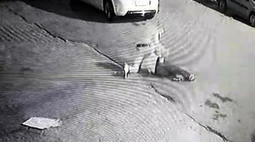 Tartıştığı kişiyi sırtından bı&ccedil;akladı! Dehşet anları kamerada