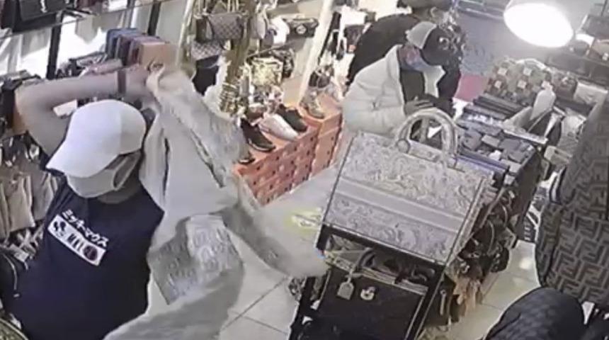 Yakalanan hırsızlar ortalığı birbirine kattı! Herkesin önünde jiletle kollarını kesti