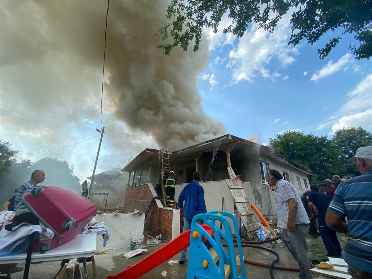 D&uuml;zce'de &ccedil;ıkan yangında m&uuml;stakil ev kullanılamaz hale geldi