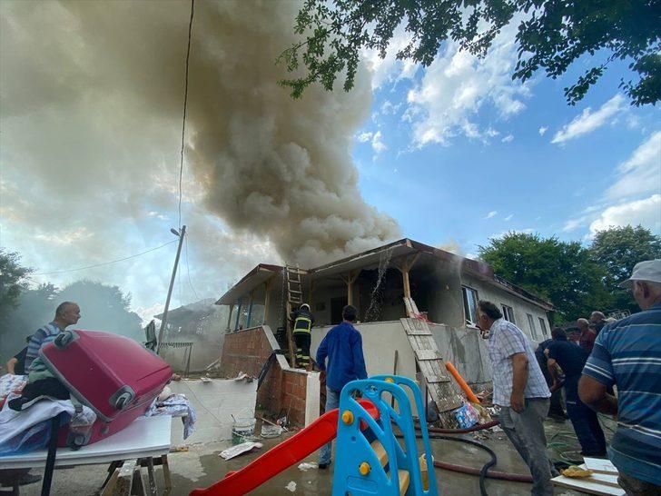 Düzce'de çıkan yangında müstakil ev kullanılamaz hale geldi G1