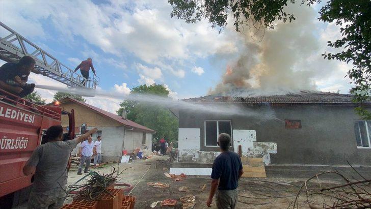 Düzce'de çıkan yangında müstakil ev kullanılamaz hale geldi G2