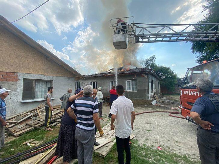 Düzce'de çıkan yangında müstakil ev kullanılamaz hale geldi G3