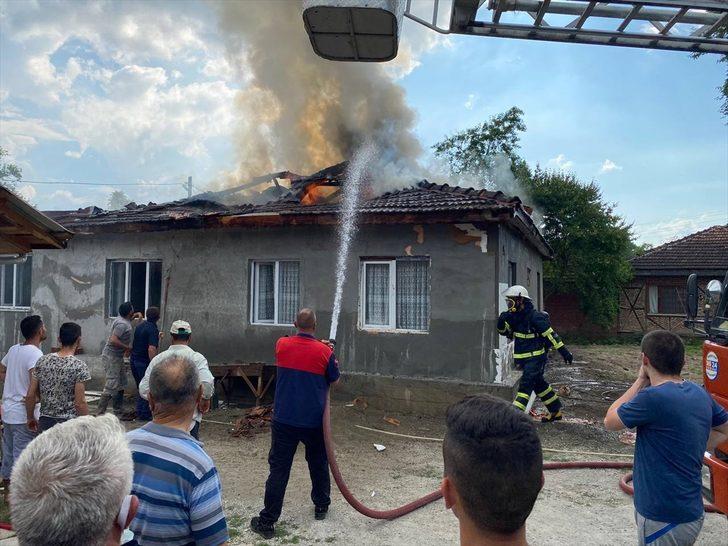 Düzce'de çıkan yangında müstakil ev kullanılamaz hale geldi G4