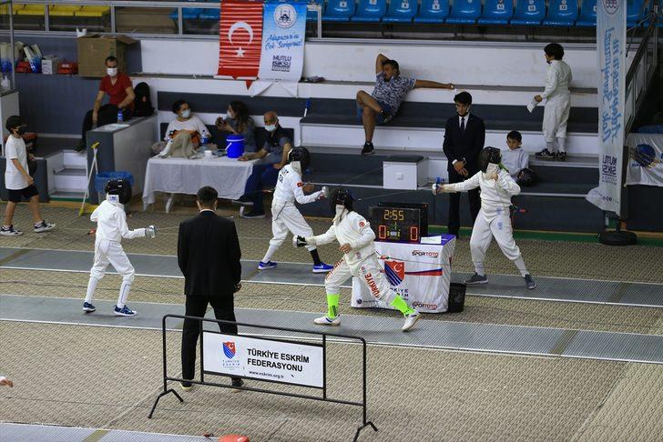 Sakarya'da düzenlenen 10,12 ve 14 Yaş Altı Eskrim Türkiye Şampiyonası sürüyor G1