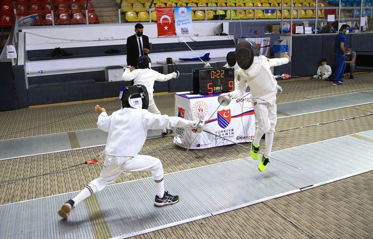 Sakarya'da düzenlenen 10,12 ve 14 Yaş Altı Eskrim Türkiye Şampiyonası sürüyor G4