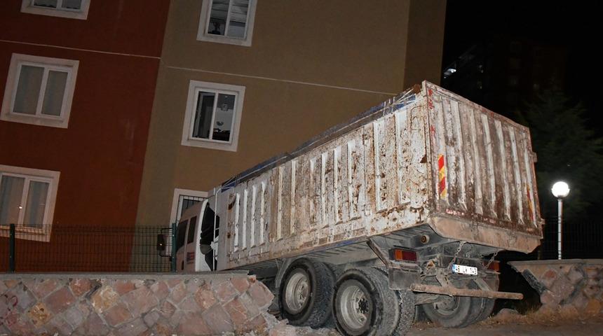 Kahramanmaraş'ta freni boşalan kamyon site ve apartman duvarına çarptı