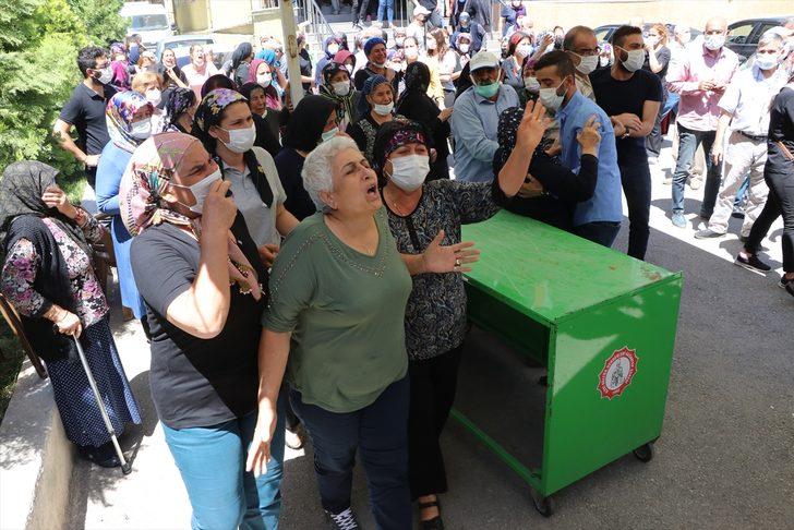 Bisikletiyle şarampole düşerek hayatını kaybeden araştırma görevlisi toprağa verildi G3