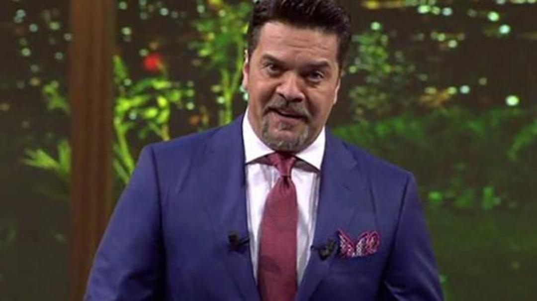 Beyazıt &Ouml;zt&uuml;rk'&uuml;n 28 yaş k&uuml;&ccedil;&uuml;k sevgilisi ifşa oldu! &Uuml;nl&uuml; şovmenin evinden fotoğraf paylaştı...