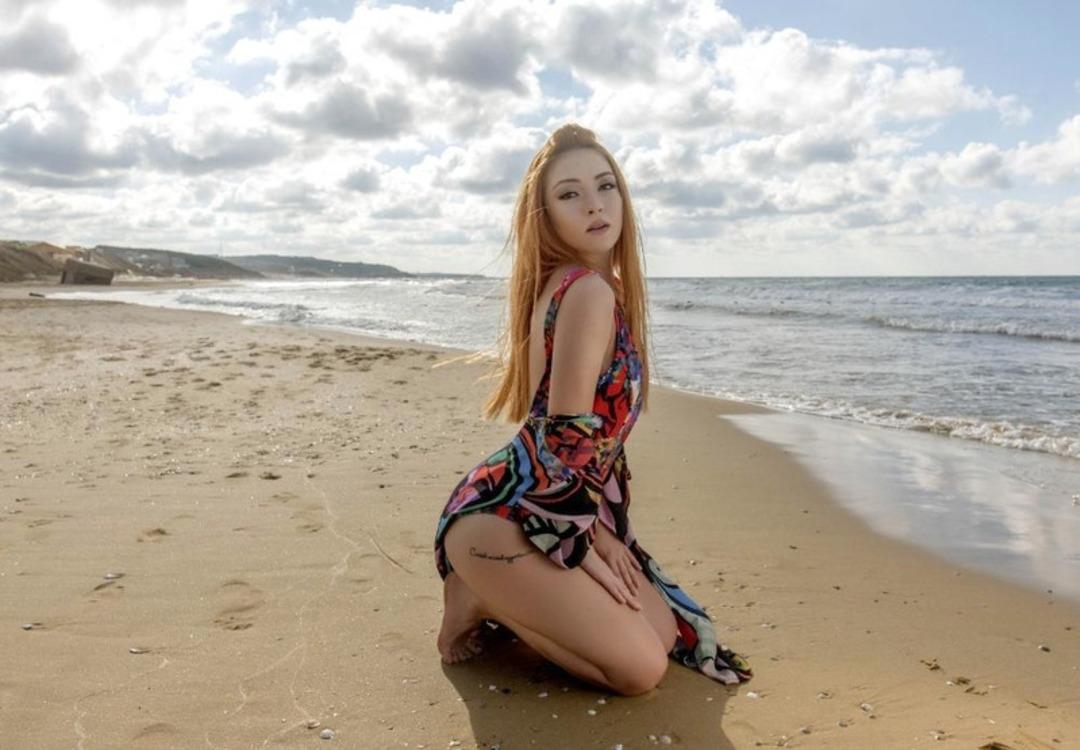 Ece Se&ccedil;kin'den iddialı bikinili pozlar! Fiziği ile hayran bıraktı...