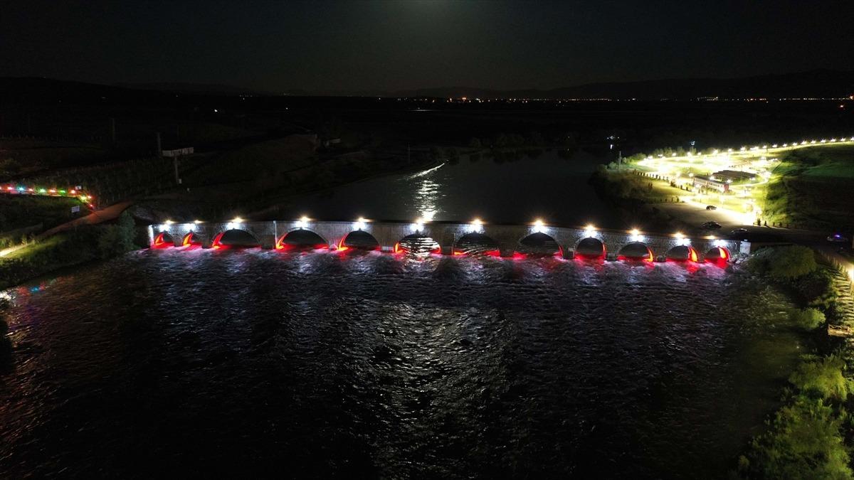 Muş'taki tarihi Murat K&ouml;pr&uuml;s&uuml;, yerli ve yabancı turistleri ağırlıyor