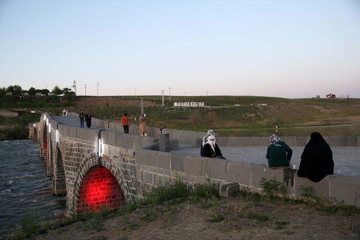 Muş'taki tarihi Murat Köprüsü, yerli ve yabancı turistleri ağırlıyor G4