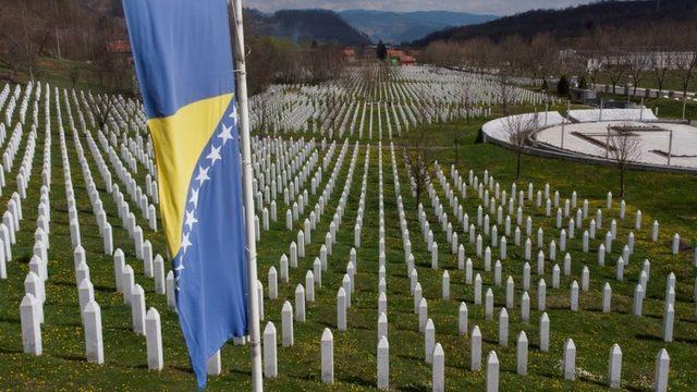 Srebrenitsa'da Sırp güçlerine teslim edilen yakınlarını kaybedenler Hollanda’dan tazminat talep edebilecek