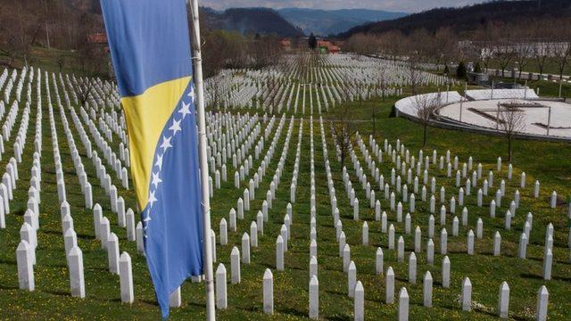 Srebrenitsa'da Sırp güçlerine teslim edilen yakınlarını kaybedenler  Hollanda'dan tazminat talep edebilecek - Dünya Haberleri