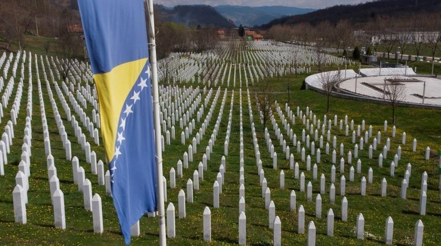 Srebrenitsa'da Sırp g&uuml;&ccedil;lerine teslim edilen yakınlarını kaybedenler Hollanda&rsquo;dan tazminat talep edebilecek