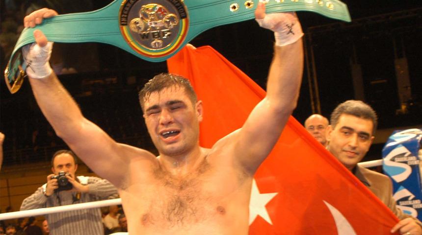 Sinan Şamil Sam adına yapılan heykel tepki &ccedil;ekti