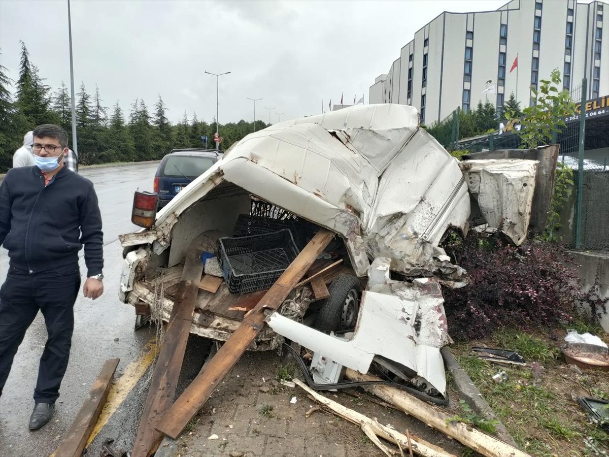 Kocaeli'de freni boşalan battaniye y&uuml;kl&uuml; tır, park halindeki ara&ccedil;lara &ccedil;arptı