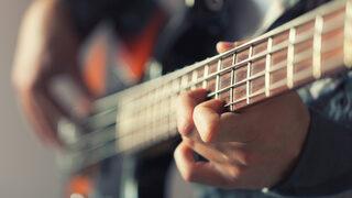 Yeni başlayanlar için bas gitar nasıl tutulur? 