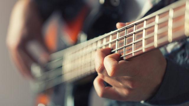 Yeni başlayanlar için bas gitar nasıl tutulur? 