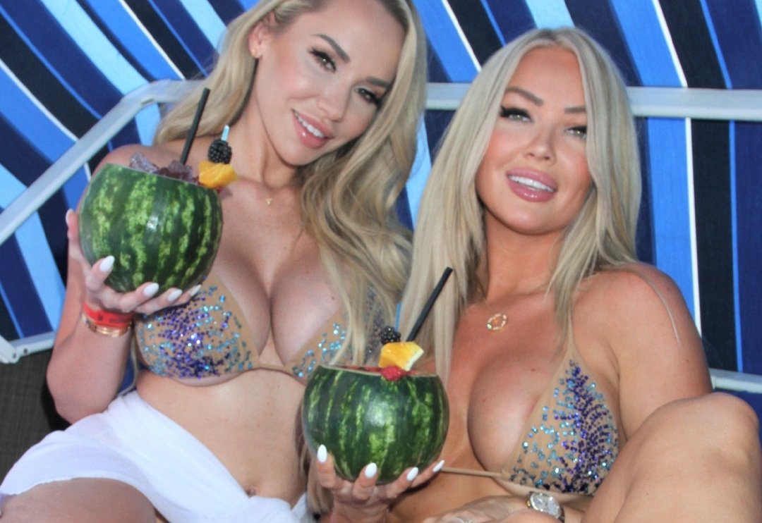 &Uuml;nl&uuml; modeller Claudia Fijal ve Colleen McGinniss'in parti eğlencesi