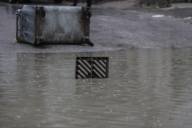 Başkentte sağanak, İvedik Organize Sanayi Bölgesi'ndeki iş yerlerinde hasara neden oldu G4