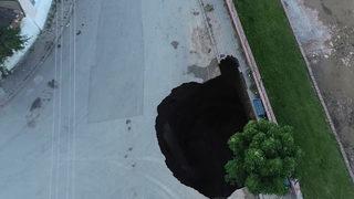 Köprü yapılacak alandaki sondaj çalışması sırasında yol çöktü, 22 metrelik çukur oluştu